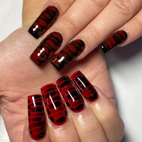 J3NNAILEDIT by @J3NLDN 🏳️‍🌈 (@j3nnailedit) posted on Instagram: “❤️‍🔥Alternating claws for the baddie @aylinazizi_ ❤️‍🔥 Inspo : the babe @maenailz Acrylic extensions Alternating red and black blooming…” • Oct 27, 2021 at 6:03pm UTC Red Black Nails, Acrylic Extensions, Sweet Nails, Black Acrylic Nails, Punk Nails, Red Acrylic Nails, Goth Nails, Minimal Nails, Exotic Nails