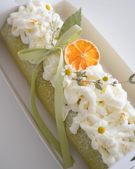 Pretty Bow Cake Roll Yuzu Cake, Matcha Cream, Cream Honey, Baking Photography, Bow Cake, Roll Cakes, Diy Birthday Cake, Cake Dessert Table, Bow Cakes