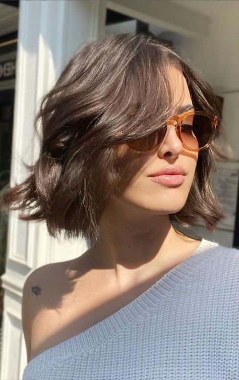 Short Hair Women Shoulder Length, Butterfly Haircut Chin Length, Chin Layered Haircuts, Best Chin Length Haircuts, Neck Length Haircuts For Women, Under Chin Haircut, Short Above Chin Haircut, Chin Length Hair For Round Faces, Medium Short Haircuts For Women Shoulder Length