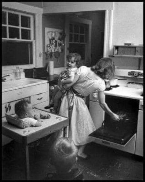 Here's To The Moms That Do It All. (1955) New Rochelle New York, Elliott Erwitt, Vintage Housewife, New Rochelle, Today Pictures, Documentary Photographers, Magnum Photos, Foto Vintage, Vintage Life