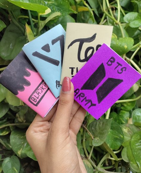 DIY mini diaries Blackpink Notebook Ideas, Blackpink Diary Ideas, Diy Kpop Crafts, Diy Diaries, Diy Mini Notebook, Blackpink Diy, Kpop Notebook, Twice Seventeen, Bts Craft