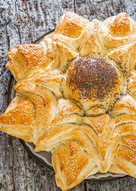 Sunflower Bread - a delicious bread that's shaped to look like a sunflower, sprinkled with poppy seeds and sesame seeds. Sunflower Bread, Cast Iron Bread, Eclair Recipe, Jo Cooks, Bread Bakery, Knead Bread, Bread Shaping, Spinach Artichoke Dip, Yeast Bread