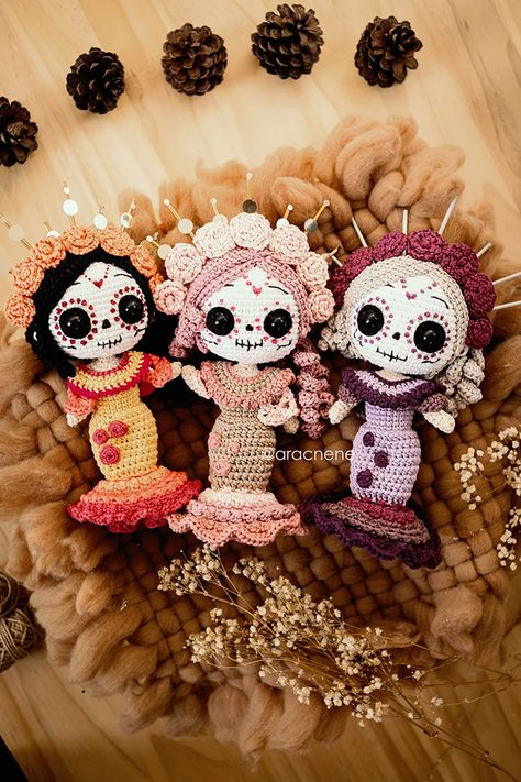 Crocheted Catrina Rosalina Sugar Skull Doll - Media Chomp Crochet Dolls Free Patterns, Halloween Crochet Patterns, Kids Crochet, Crochet Goodies, Fun Crochet Projects, Halloween Crochet, Crochet Toys Patterns, Fabric Dolls, Crochet Dolls