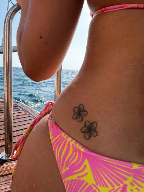 Louts Flower Tattoo Back, Liberia Tattoo, Women V Line Tattoo, Small Tattoo Ideas Leg, Tropical Spine Tattoo, Tattoos For Brown Skin, Simple Hawaiian Tattoo, Small Tattoos On Thigh, Hibiscus Tattoo Simple