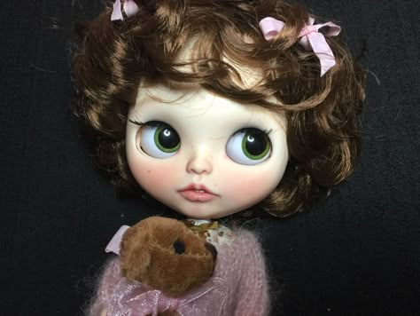 Brown Hair Green Eyes, Brown Curly Hair, Arte Grunge, Doll Plushies, Short Brown Hair, Doll Aesthetic, Hair Icon, Porcelain Doll, Doll Parts