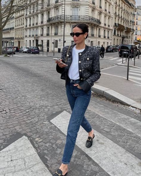 The Classic Jackets Every French Woman Owns - CLOSS FASHION Tweed Jacket Outfit, Kelsey Merritt, Corporate Outfits, Elegante Casual, Outfit Jeans, Casual Work Outfits, Looks Chic, Business Casual Outfits, Mode Inspiration