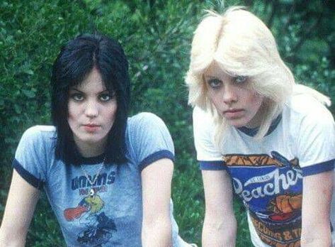 Joan Jett and Cherie Currie of The Runaways, 1976 Joan Jett And Cherie Currie, Sandy West, Cherie Currie, The Runaways, Rock & Roll, Lita Ford, Women Of Rock, Riot Grrrl, Joan Jett