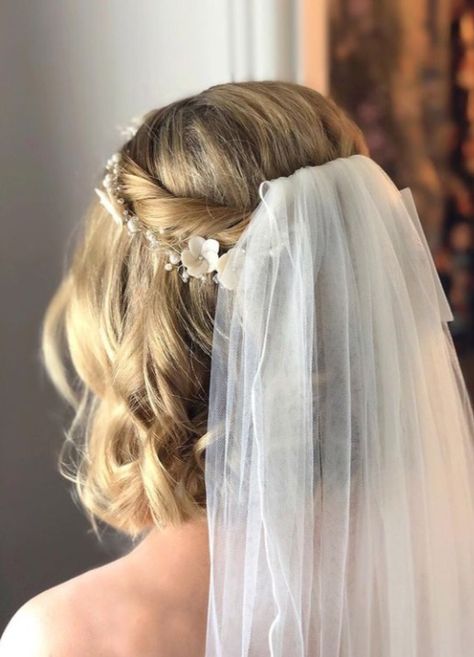 12 Cute Wedding Hairstyles for Short Hair ~ KISS THE BRIDE MAGAZINE Wedding Hairstyles For Short Hair, Cute Wedding Hairstyles, Short Bridal Hair, Bob Wedding Hairstyles, Short Bride, Short Hair Bride, Kiss The Bride, Bridal Hair Veil, Short Veil