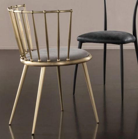 Occasional Chairs Bedroom, Luxury Dining Chair, Luxury Bedroom Furniture, Chair Design Modern, Dressing Table With Chair, Christmas Dining Room, Gold Chair, Dressing Table Design, Minimal Gold