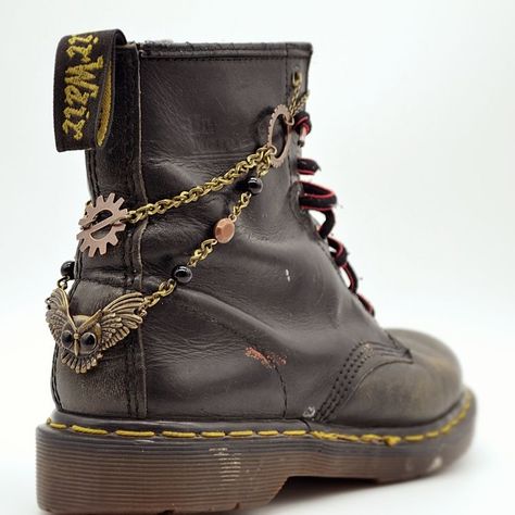 Style Doc Martens, Doctor Martens, Red Doc Martens, Doc Martens Style, Doc Martens Outfit, Boot Chains, Mode Shoes, Doc Martens Boots, Army Boots