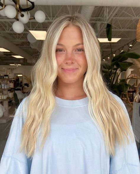 Moneypiece Balayage Blonde, Cali Blonde Balayage, Blonde Hair With A Root Smudge, Alix Earle Hair Color, Light Summer Blonde Hair, Blonde Creamy Hair, Low Maintenance Blonde Balayage With Money Piece, Blonde Hair Creamy, Neutral Bright Blonde