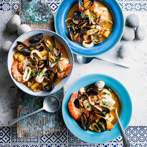 Portuguese fish stew (Caldeirada de peixe) Clams And Mussels, Low Calorie Recipe, Grilled Sardines, Fish Curry Recipe, A Group Of Friends, Seafood Stew, Fish Stew, Fish Curry, Portuguese Recipes