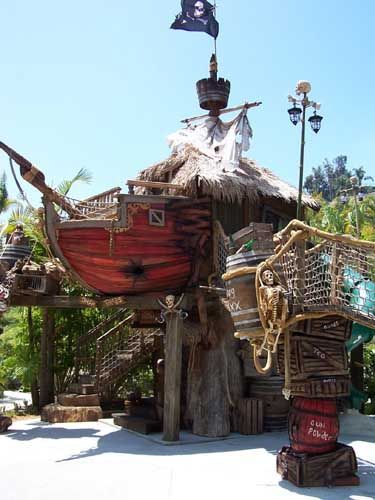 Pictures+of+Tree+Houses | tree houses Pirate Playroom, Pirate Ship Playhouse, Pirate Boats, Tree House Plans, Pirate Decor, Play Garden, Lagoon Pool, Crazy House, Cool Tree Houses