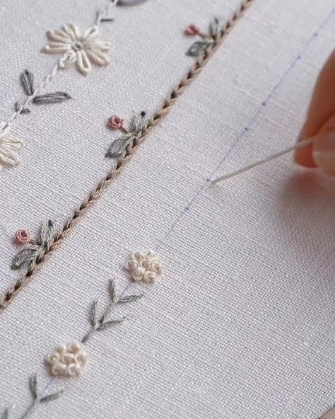 @diana_vingert | Instagram Basic Hand Embroidery Stitches, Embroidery Lessons, Diy Embroidery Designs, Sewing Crafts Tutorials, Handmade Embroidery Designs, Embroidery Stitches Tutorial, Hand Embroidery Projects, Pola Sulam, Hand Embroidery Flowers