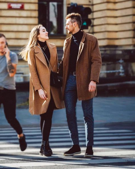 Winter Outfit Couple, Classy Couple Outfits, Russia Outfit, Coordinating Couple Outfits, Outfit Pareja, Grey Chinos Men, Couples Matching Outfits Swag, Outfits New York, Couple Matching Outfits