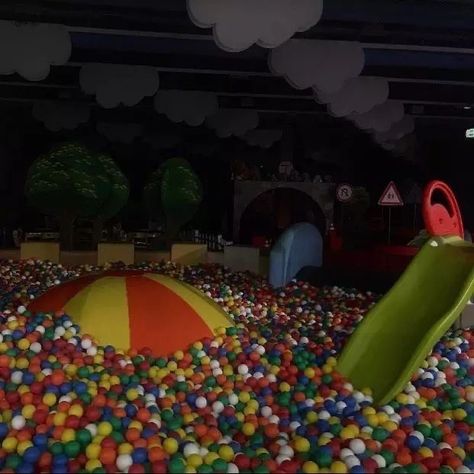 Dont go under the ball pit. Dreams Core Aesthetic, Dreamcore Aesthetic, Creepy Core, Weirdcore Aesthetic, Nostalgic Pictures, Nostalgia Core, Fun Memories, Dreamcore Weirdcore, Strange Places