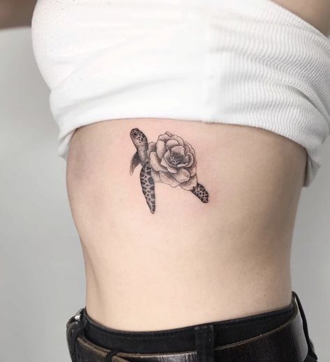 Turtle Rose Tattoo, Turtle Rib Tattoo, Turtle Tattoo On Ribs, Seashell Tattoos, Sea Turtle Tattoo, Artsy Tattoos, Shell Tattoos, Turtle Tattoo Designs, Turtle Tattoo