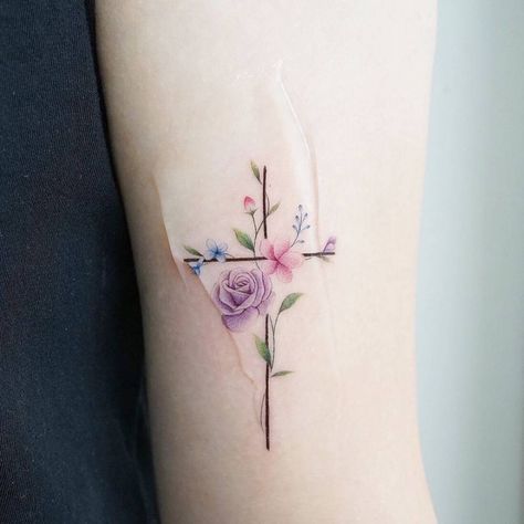 Flower Cross Tattoo, Feminine Cross Tattoo, Small Cross Tattoos, Cool Wrist Tattoos, Cross Tattoos For Women, Mom Tattoo Designs, Mommy Tattoos, Realistic Tattoo, Tatuaje A Color