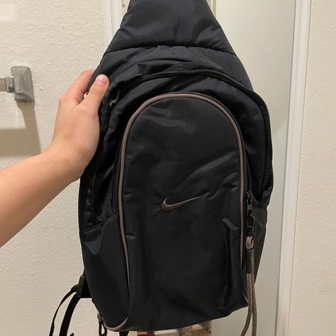 The Nike Sportswear Essentials Sling Bag Slim Bag Nike, Nike Essential Sling Bag Outfit, Nike Essentials Sling Bag, Nike Essential Sling Bag, Nike Crossbody Bag Outfit, Nike Side Bag, Nike Sling Bag, Nike Crossbody Bag, Sling Bag Outfit