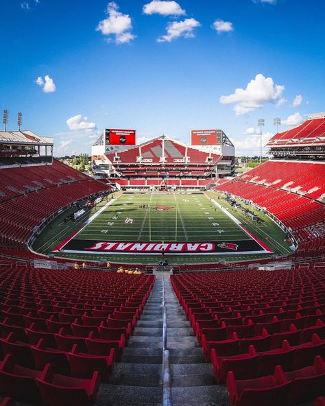 College Football Stadiums, Football Stadium Wallpaper, Cardinals Wallpaper, Louisville Football, Gladiator Arena, College Canvas, Stadium Wallpaper, Mlb Stadiums, University Of Louisville