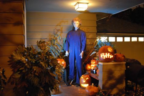 Michael Meyers greeter Michael Myers Yard Decoration, Michael Myers House, Movie Villians, Michael Myers Movies, Michael Myers Memes, Michael Meyers, Popular Halloween Costumes, Happy Haunting, Halloween Silhouettes