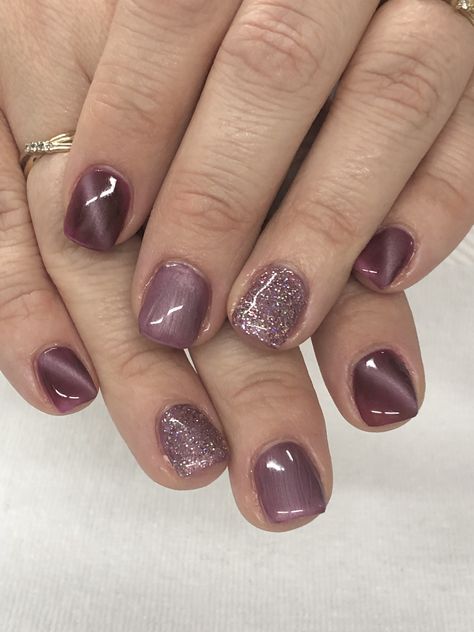 Dip Nail Ideas Oval, Mauve Nails Short, Dip Nails Fall Colors, Fall Magnetic Nails, Magnetic Gel Polish Designs, Gel Mani Short Nails Fall, Fall Gel Extension Nails, Mauve Nail Designs, Fall Mauve Nails