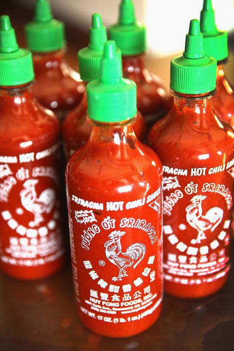 You Can Literally Put This Homemade Sriracha on ANYTHING Homemade Sriracha Sauce Recipe, Homemade Sriracha Sauce, Sriracha Sauce Recipe, Country Gravy Recipe, Salsa Borracha, Spicy Sauce Recipe, Homemade Sriracha, Sriracha Recipes, Homemade Hot Sauce