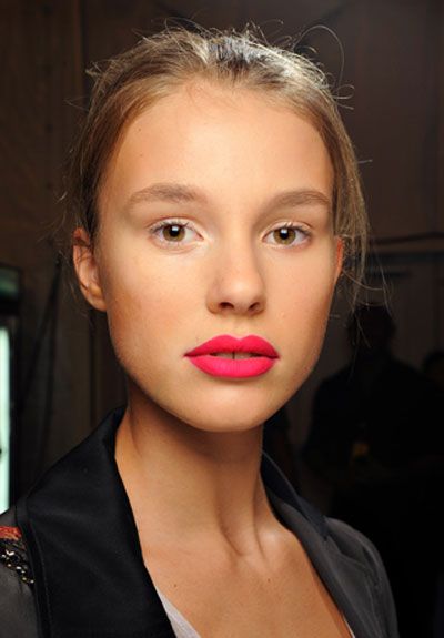 Neon Pink Lipstick, Makeup Runway, Neon Lips, Bright Pink Lips, Bright Pink Lipsticks, Pink Lip Color, Bright Lipstick, Hot Pink Lips, Wear Red Lipstick