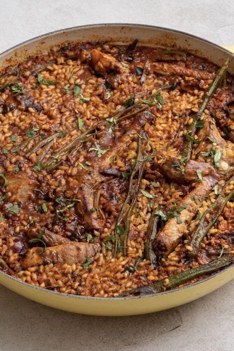 This traditional rice dish from Alicante uses D.O.P Valencia rice, which soaks up the stock and the flavour of the Iberian ribs. The dish is flavoured with salmorreta, a flavourful paste made using ñora peppers - a mild dried pepper from the east coast of Spain prized for its mild yet fruity flavour. Kimchi Pancake, Coast Of Spain, Paella Pan, Great British Chefs, One Pot Dinners, Rice Dish, Spanish Food, Chopped Tomatoes, Great British