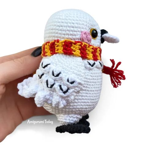 Free Hedwig Toy Snowy Owl Crochet Pattern Hedwig Crochet Pattern, Little Mermaid Crochet, Owl Crochet Pattern, Minion Crochet Patterns, Peacock Crochet, Harry Potter Crochet, Crochet Bird Patterns, Owl Crochet, Amigurumi Today