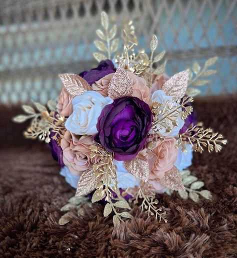 Purple And Rose Gold Wedding, Rose Gold Wedding Palette, Gold And Purple Wedding, Rose Gold Wedding Theme, Purple Wedding Card, Purple Ranunculus, Gold Wedding Bouquets, Rose Gold Bouquet, Rose Gold Quinceanera