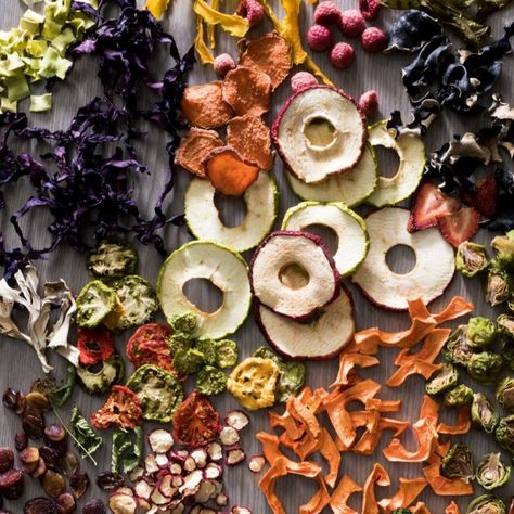 Drying Fruit, Food Drying, Fruit Leathers, Dehydrated Fruits, Dehydrating Food, Dehydrated Vegetables, Mother Earth Living, Vegetable Snacks, Food Dehydrator