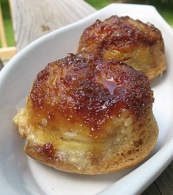 Banana Upside Down Muffins with caramelized bananas?!?! It's pretty much banana fosters but in muffin form. These should be amazing. Nutmeg Recipes, Upside Down Muffins, Muffin Banana, Upside Down Desserts, Tin Recipes, Simple Dessert, Brownie Desserts, Cake Cookie, Gateaux Cake