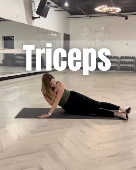 Whitney Houlin || fitness • home workouts on Instagram: "Who else loves working triceps?! 🤩 These Bodyweight only triceps are never to be underestimated 🔥 1. Single arm tricep press 2. Staggered diamond press 3. Single arm tricep press 4. Circle tricep pushup 5. Staggered hand set up push-up Try 8-10 of each, 2-3 rounds! 📌SAVE to try ✏️Comment and ❤️ Like to put the social in social media #triceps #armworkout #bodyweightworkout #bodyweighttraining #upperbodyworkout" Tricep Pushup, Tricep Press, Diamond Press, Tricep Extension, Exercise Routines, Body Weight Training, Triceps Workout, Fitness Instructor, Travel Workout