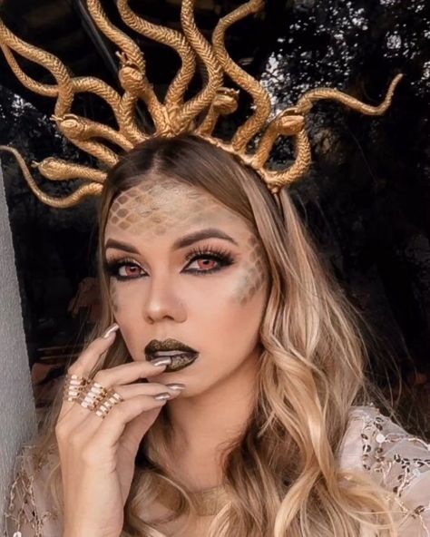 Costume Medusa, Carnaval Diy, Medusa Halloween Costume, Medusa Makeup, Diy Tiara, Halloween Make-up Looks, Medusa Costume, Makeup Artistic, Halloween Coustumes