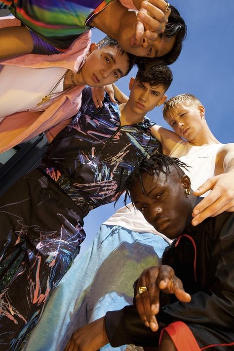 Gordon Richardson and Nasir Mazhar comment on the new 10 piece 2016 Topman… Group Photo Poses, Band Photoshoot, Group Poses, Group Photography, Streetwear Aesthetic, Photoshoot Concept, Poses References, Pose Reference Photo, Art Poses