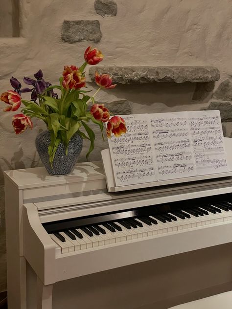 Paino Astetic, Piano Sheets Aesthetic, Piano Sheet Aesthetic, White Piano Aesthetic, Piano And Flowers, Piano With Flowers, Playing Piano Aesthetic, Piano Flowers, Aesthetic Piano