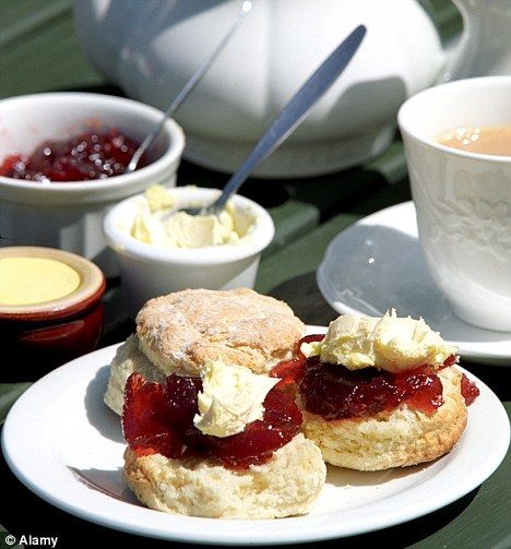 Cornish style: In Devon, the cream is spread first, then topped with jam... Cornish Cream Tea, Moon Tea, Hastings East Sussex, Cookies Gift, Tea Cookies, Devon And Cornwall, Gift Delivery, Cream Tea, Strawberry Cakes