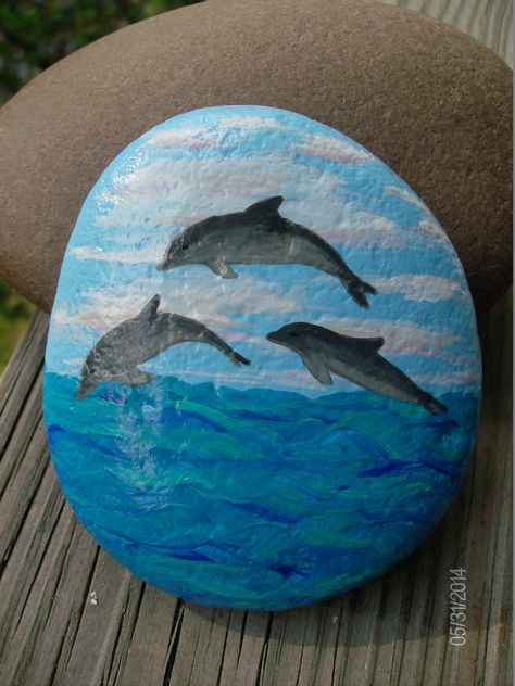 Dolphins swimming in the ocean Rock Painting Ideas Sea, Clam Painting, Sand Dollar Art, Dolphin Painting, Garden Rock Art, Rock Painting Ideas, Stone Art Painting, Seashell Painting, Barn Painting