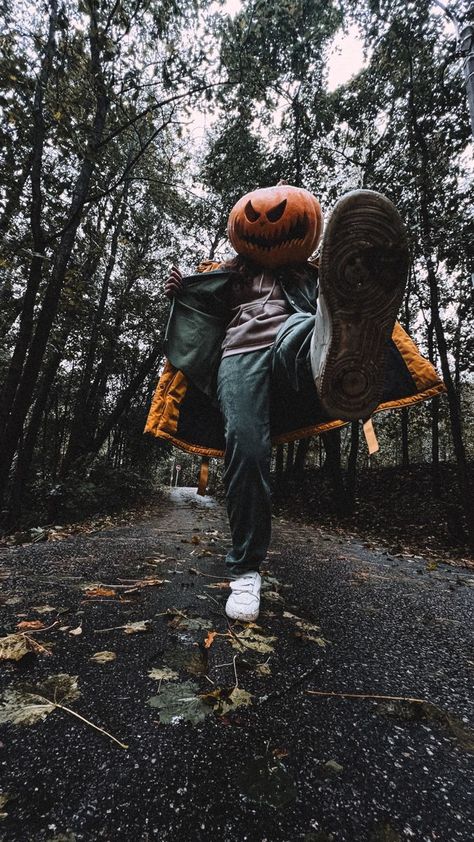 Pumpkin Head Photoshoot Single, Pumpkin Head Photoshoot Solo, Halloween Photoshoot Pumpkin, Halloween Studio Photoshoot, Pumpkin Shoot, Parents With Baby, Fotos Halloween, Pumpkin Photoshoot, Pumpkin Head Photoshoot