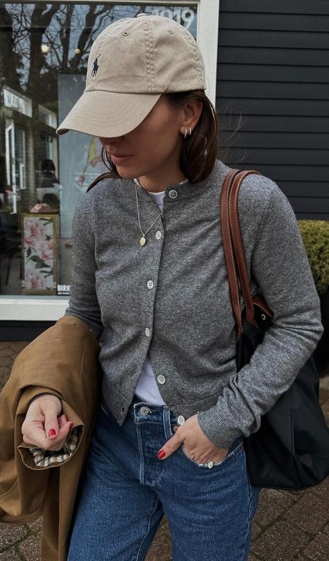 11 CLASSIC STYLE OUTFITS - JESSI Ralph Lauren Hat Outfit, Black Trousers Outfit Casual Classy, Blundstone Fashion, Japan Hiking, Outfits With Grey Cardigan, Cap Outfits For Women, London Fits, European Fall, Stockholm Outfit