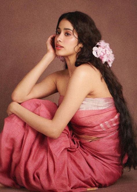 Retro Saree Look, Jhanvi Kapoor, Goddess Aesthetic, Janhvi Kapoor, Indian Photoshoot, Self Portrait Poses, Saree Photoshoot, Vintage Bollywood, Indian Aesthetic