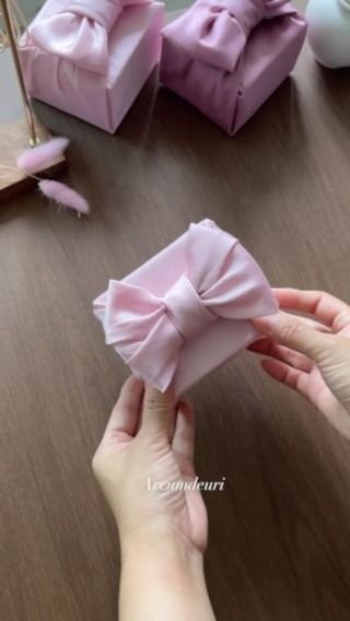 Packaging Tutorial, Cute Gift Packaging, Bojagi Wrapping, Pink Christmas Wrapping Paper, Gift Wrapping Tutorial, Anniversary Gift Diy, Packing Hacks Clothes, Gift Wrapping Techniques, Bridal Gift Wrapping Ideas