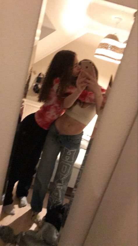 Mirror Pics Best Friends, Mirror Pics With Friends No Face, Make Ex Jealous Photo, Bsf Pics Ideas, Mirror Pic Poses With Friends, Bsf Mirror Pics, Bsf Pic Ideas, Mirror Pics With Bestie, Duo Mirror Selfie