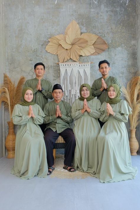 Lebaran/foto studio/family/eid mubarak Inspirasi Outfit Lebaran, Pose Ideas Couple, Eid Photography, Photography Studio Decor, Studio Photography Backdrop, Family Potrait, Family Photo Studio, Big Family Photos, Collage Outfits