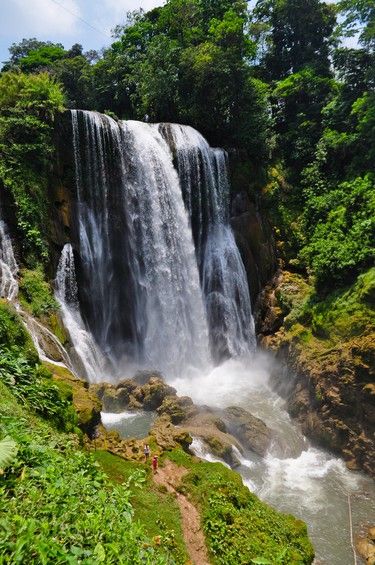 A waterfall in Honduras | © xaviracer270/Pixabay Texas Vacation Spots, Landscape Waterfall, Beautiful Vacation Spots, Water Forest, Honduras Travel, Roatan Honduras, World Most Beautiful Place, Forest Sunset, River Water