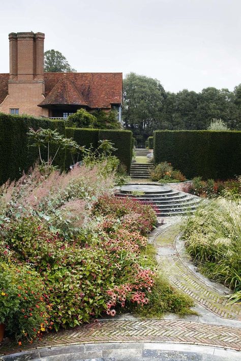 Cottage Garden Patio, Dan Pearson, Edwin Lutyens, Survival Garden, Arts And Crafts House, Survival Gardening, Home Garden Design, Homestead Survival, Farm Gardens