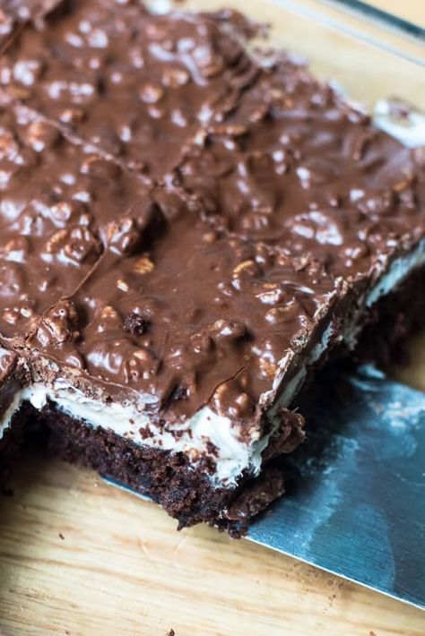 Brownie Marshmallow Crunch Bars | Valerie's Kitchen Marshmallow Crunch Brownies, Brownie Marshmallow, Desert Bar, Marshmallow Bars, Crunch Bars, Crunch Bar, Brownie Toppings, Chocolate Crunch, Best Brownies