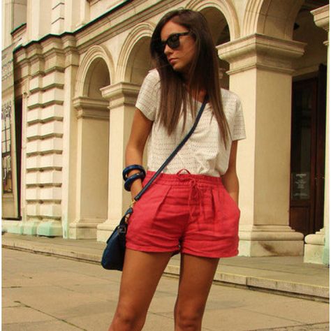 Coral shorts Coral Outfit, Coral Shorts, Vacay Outfits, Tres Chic, Linen Shorts, Zara Tops, Beautiful Outfits, Simple Style, White Shorts