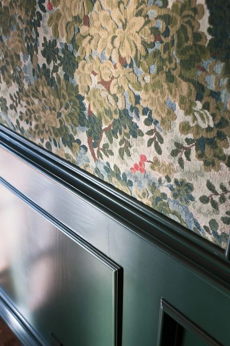 Dining Room by Sarah Barnard Design | 1stDibs Wallpapers Texture Interior Design, Rebecca Atwood Wallpaper, Wallpaper Hallway, Fabric Covered Walls, Hallway Wallpaper, Moody Decor, Burlap Canvas, Dining Room Wallpaper, Wallpaper Ceiling